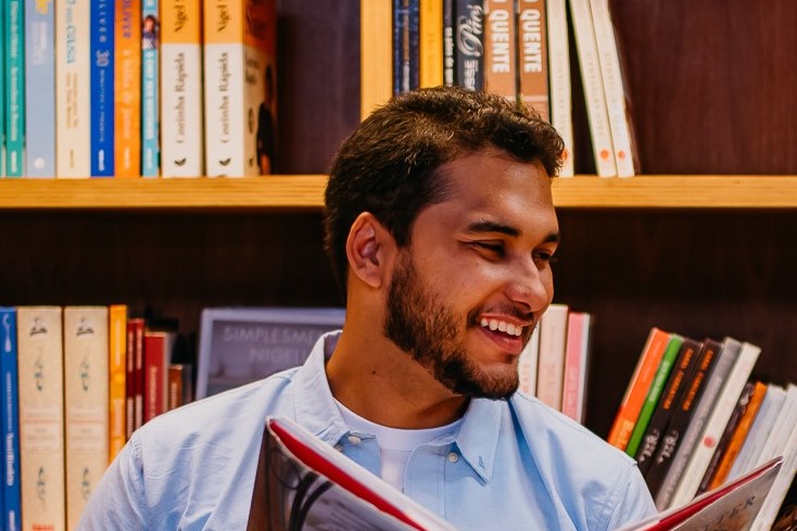 Foto do Douglas Dias em uma livraria